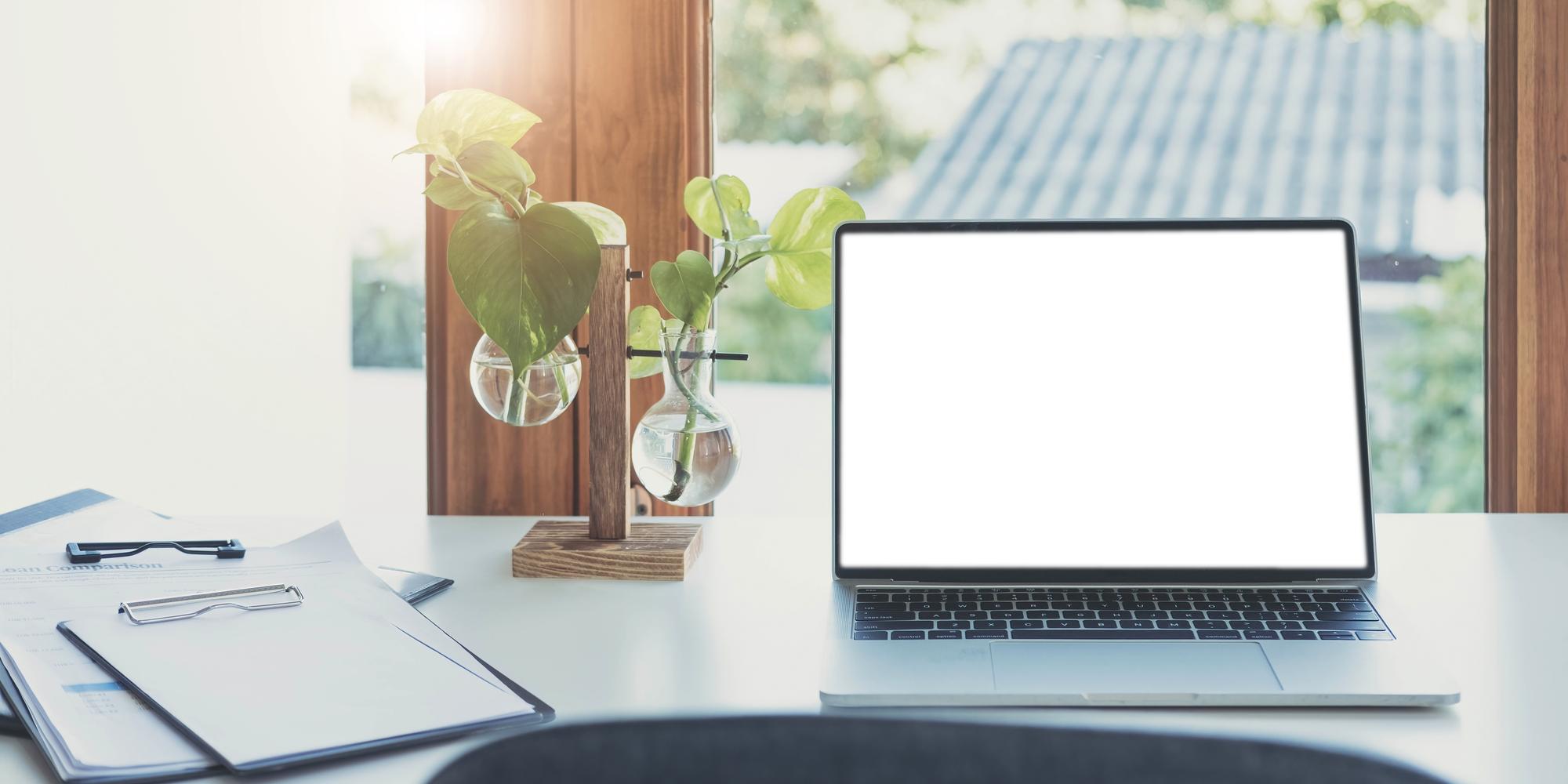 Elegantes Büro mit Tageslicht und Laptop
